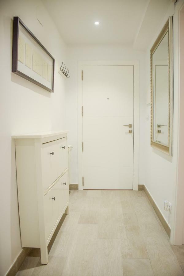 Modern & Spacious Apartment Near La Concha Bay Сан Себастиан Екстериор снимка